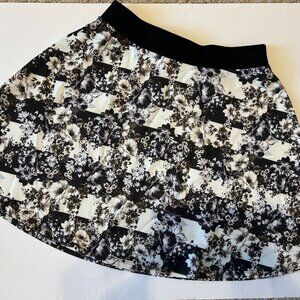 xHileration White Floral on White Short Skirt Elastic Waist Size M